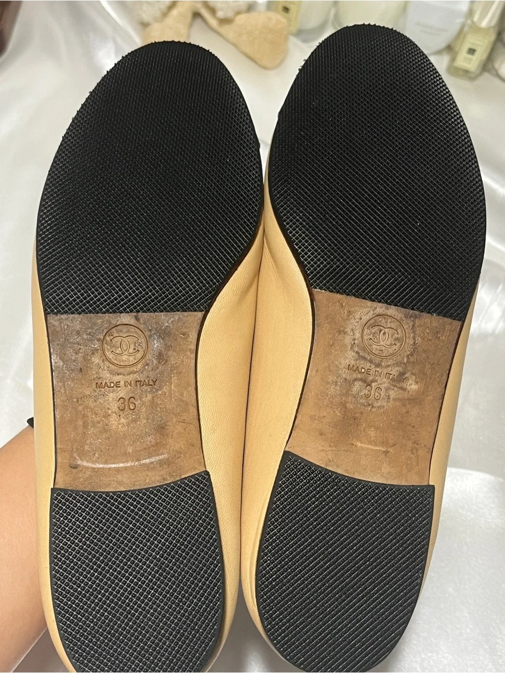 CHANEL Two-Tone Beige and Black Leather Ballet Flats with Bow
